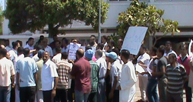 أهالى دمياط ينظمون وقفة احتجاجية أمام مبنى المحافظة