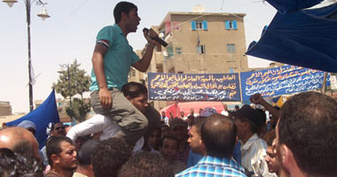 مظاهرو السويس يطالبون بتطبيق قانون "الغدر"