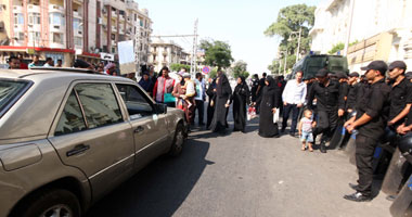 معتصمو قصر "الاتحادية" يقطعون الطريق.. والأمن يحاول إقناعهم بفتحه