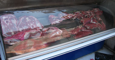 التموين تبحث مع الموردين توفير اللحوم المجمدة بعد نفادها بالمجمعات