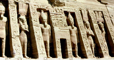 صحيفة إسبانية: معبد نفرتارى يصل إشبيلية بمعرض لفنان مصرى