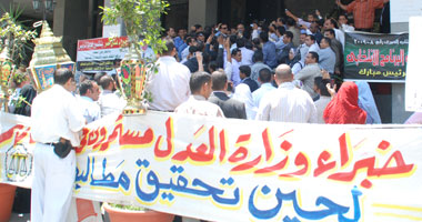بالصور.. الخبراء يواصلون الاعتصام