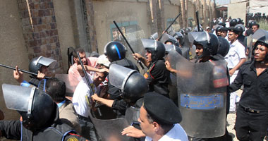  إصابة فرد أمن بعد تجدد الاشتباكات بين مؤيدى ومعارضى مبارك