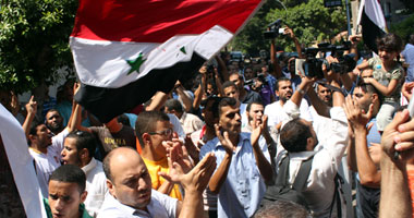 مصريون وسوريون يتظاهرون أمام السفارة السورية بالقاهرة 