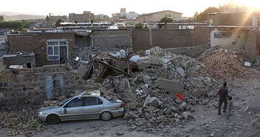  ارتفاع أعداد ضحايا زلزال إيران إلى 407 قتلى