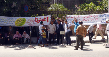 أهالى مساكن قليوب يغلقون باب وزارة الأوقاف احتجاجا على سوء الخدمات