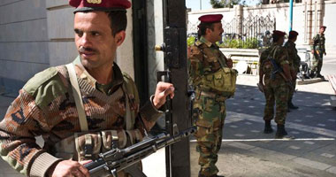 الجيش اليمنى يقتحم معسكر خالد بن الوليد فى محافظة تعز
