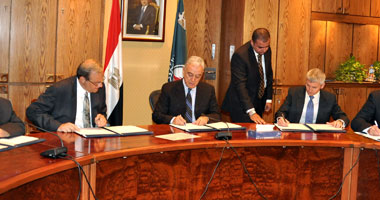 الحكومة المصرية توقع 3 اتفاقيات جديدة للبحث عن البترول
