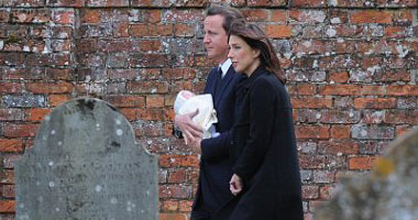 بالصور رئيس وزراء بريطانيا يصطحب طفلته لوداع جدها