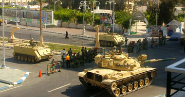 مصادر: الجيش يدفع بعدد من المدرعات والدبابات لتأمين مداخل المحافظات