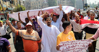 بالصور.. غياب المنصات وتواجد مكثف للباعة الجائلين بالتحرير