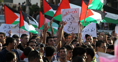 الفلسطينيون ينظمون وقفة احتجاجية ضد وفاة معتقل فلسطينى بسجون الاحتلال