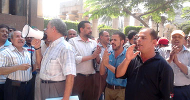بدء تظاهر المعلمين أمام وزارة التعليم احتجاجًا على تردى أحوالهم