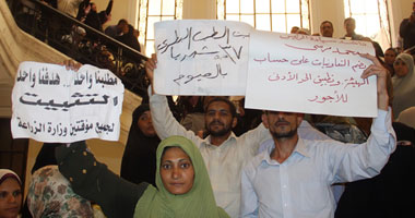متظاهرو وزارة الزراعة يحطمون الباب الداخلى ويحاصرون مكتب الوزير