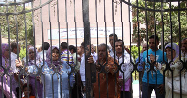 تظاهر 30 من المعلمين المغتربين أمام التعليم للمطالبة بعودتهم لمحافظاتهم