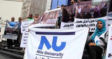 وقفة لطلاب جامعة النيل أمام الصحفيين لاستعادة مبانى الجامعة