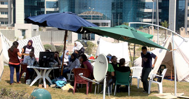 طلاب "النيل" ينصبون 3 خيام لتلقى المحاضرات خارج أسوار الجامعة