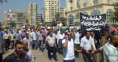 إداريو جامعة دمنهور يحملون النعوش فى مسيرة احتجاجية