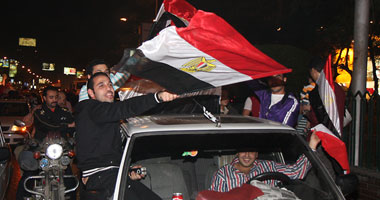بالصور.. كيف احتفلت الجماهير بالفوز على الجزائر قبل المباراة وبعدها.. 80 مليون ينتظرون المباراة الفاصلة ويهتفون: "سعدان ياسعدان.. هانوريك فى السودان"