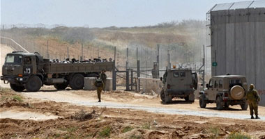 قوات الاحتلال تتوغل شمال قطاع غزة وتغلق معبر إيريز 