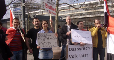 عشرات السوريين يتظاهرون فى برلين للإطاحة بالأسد