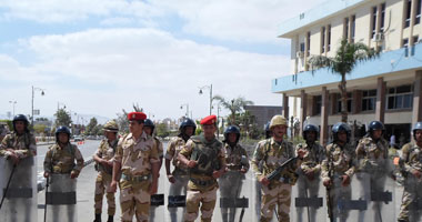 مصدر عسكرى: الجيش الثالث يدفع بتعزيزات للمعاونة فى تحرير الجنود 