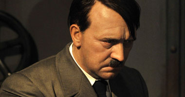 هتلر يعود إلى المسرح الهزلى فى برلين