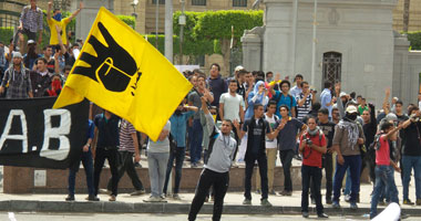 مشادات كلامية بين أمن جامعة عين شمس وطلاب الإخوان 