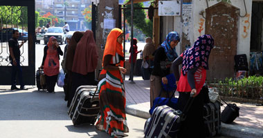 بالصور.. طلاب وطالبات الأزهر يغادرون المدينة الجامعية 