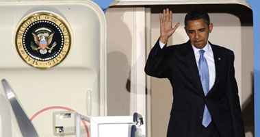 أوباما يقف "وجها لوجه أمام دب برأسين"