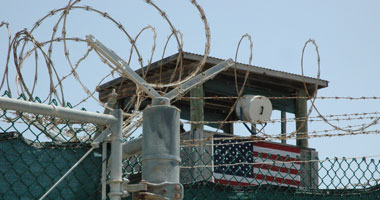 قاض أمريكى يمنع حارسات جوانتانامو من لمس سجين عراقى