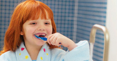 متى يبدأ الطفل فى تنظيف أسنانه بالفرشاة