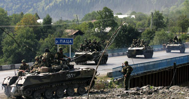 متحدث أمنى: رتلان من الدبابات الروسية يدخلان أوكرانيا