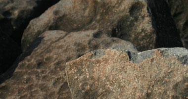 صخرة تنهى حياة عامل فى منطقة جبلية شرق إدفو