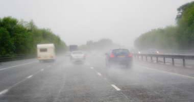 "طريق السلامة".. نصائح مهمة لقيادة آمنة تحت الأمطار