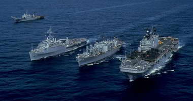 سفينتان حربيتان أمريكية وكندية تبحران عبر مضيق تايوان