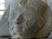 تداول صورة لرأس تمثال أثرى بمتحف السويس مسنودة بحجارة وكتاب