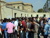 طوابير لطلاب جامعة القاهرة على الأبواب والأمن الخاص ينظم عملية الدخول