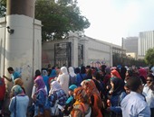 تكدس الطلاب أمام بوابات جامعة عين شمس