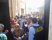 طلاب الإخوان يقتحمون بوابات جامعة عين شمس ويتظاهرون بالحرم