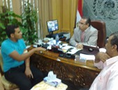 رئيس جامعة المنصورة يستقبل الطالب المصاب ضحية عنف الإخوان