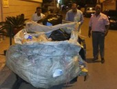 حى وسط بالإسكندرية يشن حملة مسائية لرفع القمامة