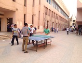 بالصور.. طلاب يلعبون "بينج بونج" بجامعة حلوان بجانب تظاهرة الإخوان