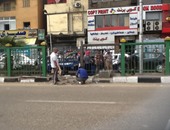 وضع حواجز حديدية أمام جامعة القاهرة استعدادا لافتتاح كوبرى المشاة