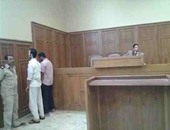 وصول أمين الشرطة المتهم بقتل سائق صقر قريش محكمة المعادى وسط حراسة مشددة