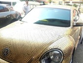بالصور.. صينى يغطى سيارته بآلاف العملات المعدنية