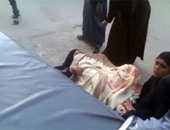 بالفيديو.. سيدة تلد فى الشارع بعد منعها من دخول مستشفى كفر الدوار