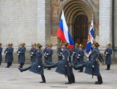 بالصور..الفوج الرئاسى الروسى يستعرض مهاراته فى ساحة كاتدرائية الكرملين