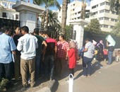 تجمع عدد من المتقدمين لـ"30 ألف وظيفة" أمام وزارة التعليم بعد استبعادهم