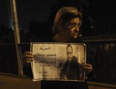 والدة علاء عبد الفتاح تطالب بالإفراج عن النشطاء وإسقاط قانون التظاهر